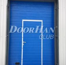 Секционные гаражные ворота с калиткой, фото 1